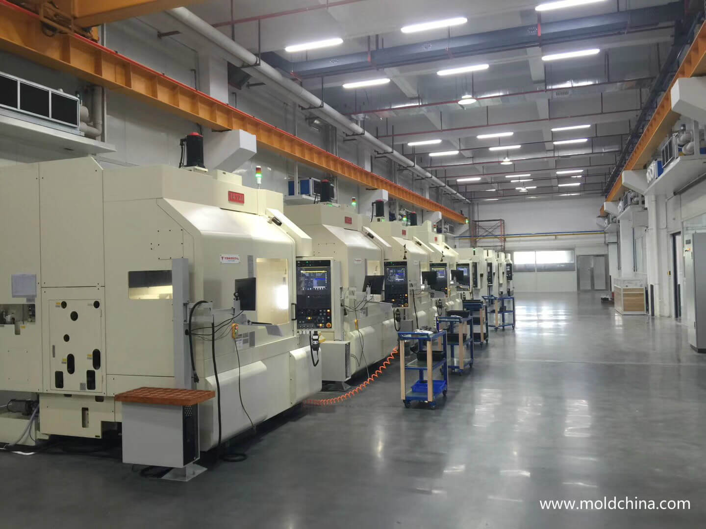 Cracks issue in plastic injection molding process